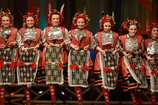 Sofia Bulgarien Februari 2009 Människor Traditionella Folkdräkter Utför Folkdans Bulgariska — Stockfoto