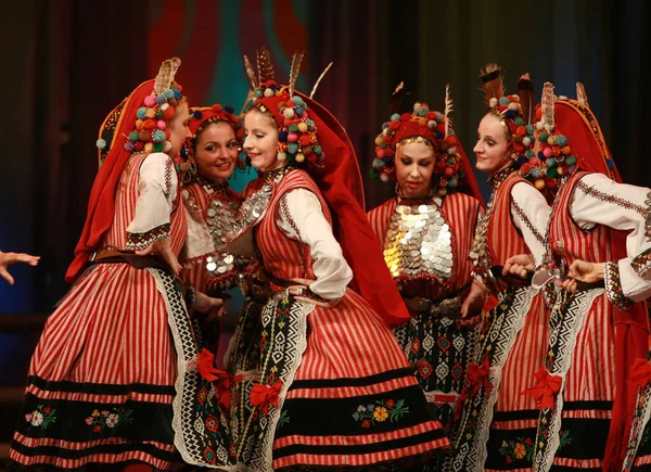 Sofia Bulgária Fevereiro 2009 Pessoas Trajes Folclóricos Tradicionais Realizam Dança — Fotografia de Stock