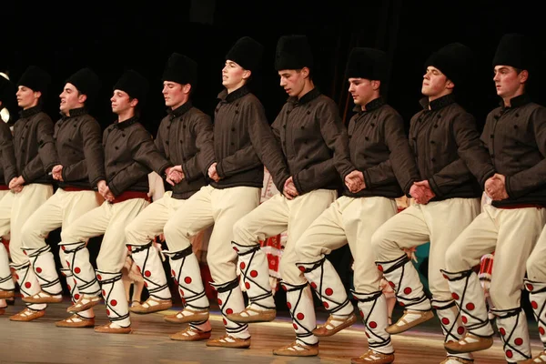 Sofia Bulgária Fevereiro 2009 Pessoas Trajes Folclóricos Tradicionais Realizam Dança — Fotografia de Stock