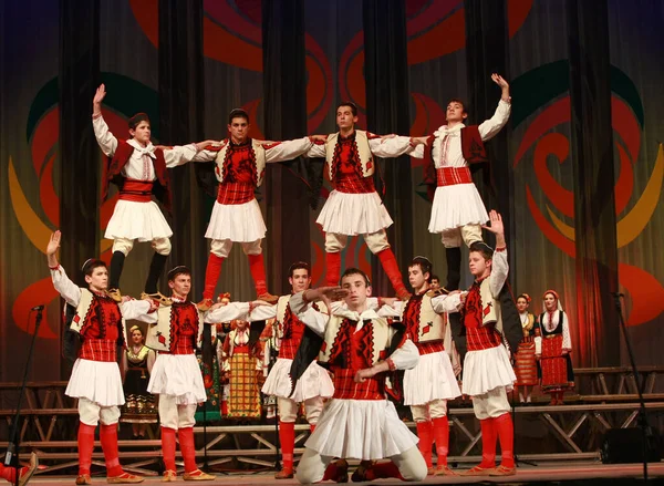 Sofia Bulgarien Februar 2009 Menschen Traditionellen Trachten Führen Volkstanz Bulgarischen — Stockfoto