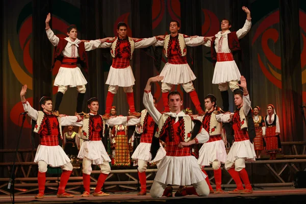 ブルガリア ソフィア2009年2月4日 伝統的な民族衣装を着た人々がブルガリアのソフィアで行われる民族民俗祭で民族舞踊のブルガリアのホーローを披露する — ストック写真