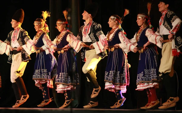 Sofia Bulgária Fevereiro 2009 Pessoas Trajes Folclóricos Tradicionais Realizam Dança — Fotografia de Stock