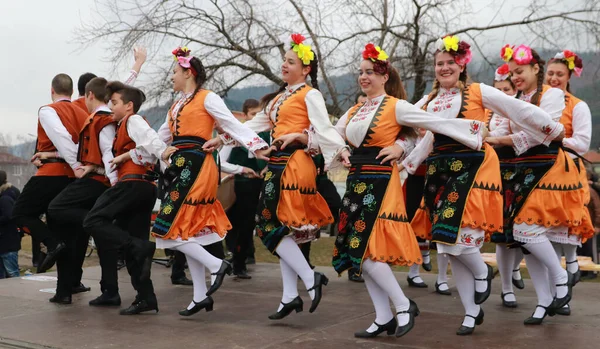 Velingrad Bulgarije Februari 2018 Mensen Traditionele Kostuums Zingen Dansen Bulgarian — Stockfoto