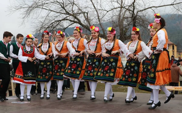 Velingrad Bulgária Fevereiro 2018 Pessoas Trajes Tradicionais Cantam Dançam Horo — Fotografia de Stock