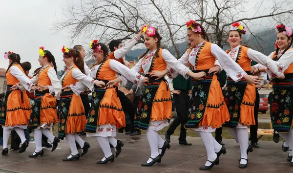 Velingrad Bulgarije Februari 2018 Mensen Traditionele Kostuums Zingen Dansen Bulgarian — Stockfoto