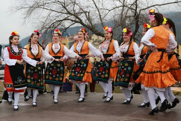 Velingrad Bulgaria Febbraio 2018 Persone Costumi Tradizionali Cantano Ballano Oro — Foto Stock