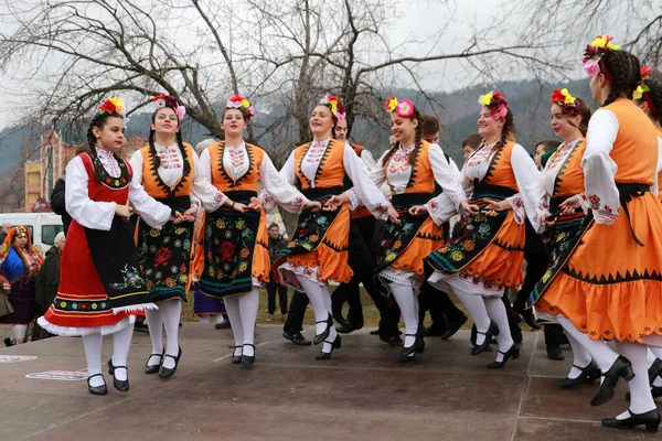 Velingrad Bulgaria Febbraio 2018 Persone Costumi Tradizionali Cantano Ballano Oro — Foto Stock