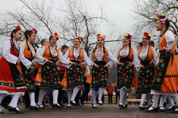 Velingrad Bulharsko Února 2018 Lidé Tradičních Kostýmech Zpívají Tančí Bulgarské — Stock fotografie