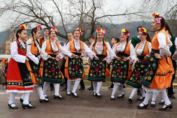 保加利亚维林格勒 2018年2月24日 身着传统服装的人们在维林格勒市附近的草地上唱歌跳舞 庆祝传统的节日 Todorov Day 也被称为 马复活节 — 图库照片