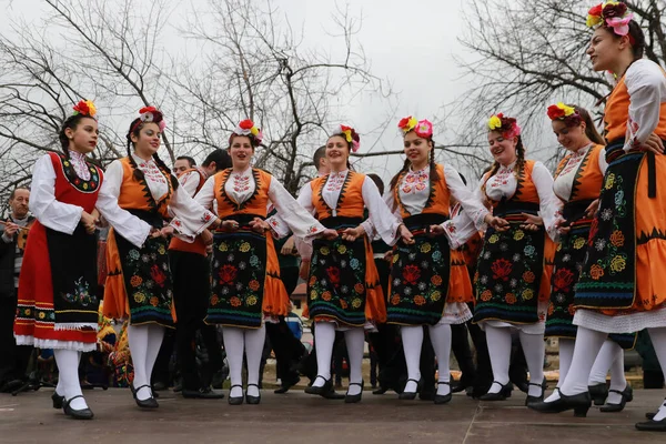 Velingrad Bulgarije Februari 2018 Mensen Traditionele Kostuums Zingen Dansen Bulgarian — Stockfoto