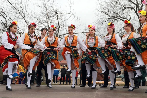 Velingrad Bulgaria Febbraio 2018 Persone Costumi Tradizionali Cantano Ballano Oro — Foto Stock