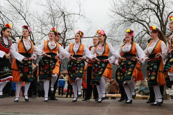 Velingrad Bulgarije Februari 2018 Mensen Traditionele Kostuums Zingen Dansen Bulgarian — Stockfoto