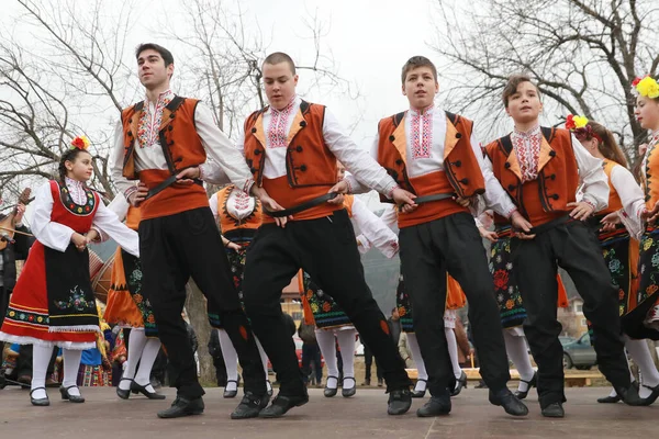 2018年2月24日 伝統衣装を着た人々がベルリングラード市近郊の牧草地でブルガリアの歌と踊りを披露し 馬イースターとも呼ばれる伝統的な休日 トドロフの日 が開催されます — ストック写真