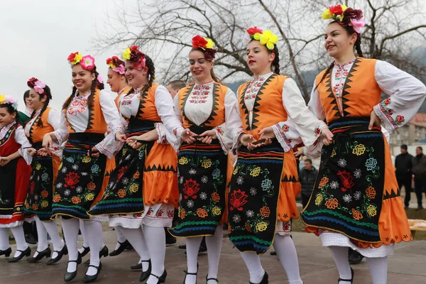 Velingrado Bulgaria Febrero 2018 Gente Trajes Tradicionales Cantan Bailan Horo — Foto de Stock