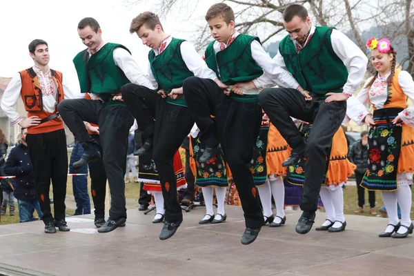 Velingrad Bulgarije Februari 2018 Mensen Traditionele Kostuums Zingen Dansen Bulgarian — Stockfoto