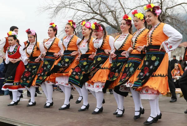 Velingrad Bulgarije Februari 2018 Mensen Traditionele Kostuums Zingen Dansen Bulgarian — Stockfoto