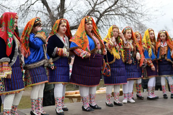 Velingrad Bulgária Fevereiro 2018 Pessoas Trajes Tradicionais Cantam Dançam Horo — Fotografia de Stock