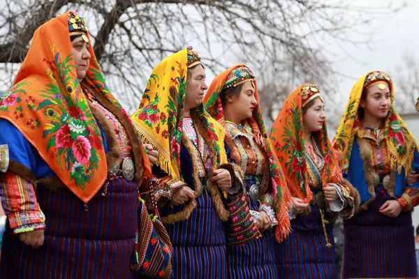 保加利亚维林格勒 2018年2月24日 身着传统服装的人们在维林格勒市附近的草地上唱歌跳舞 庆祝传统的节日 Todorov Day 也被称为 马复活节 — 图库照片