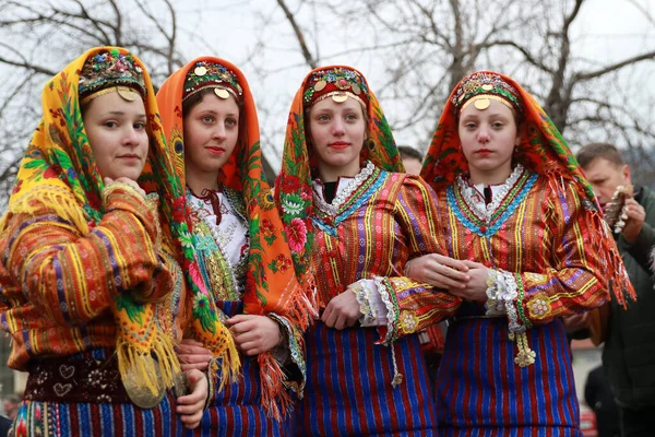 Velingrad Bulharsko Února 2018 Lidé Tradičních Kostýmech Zpívají Tančí Bulgarské — Stock fotografie