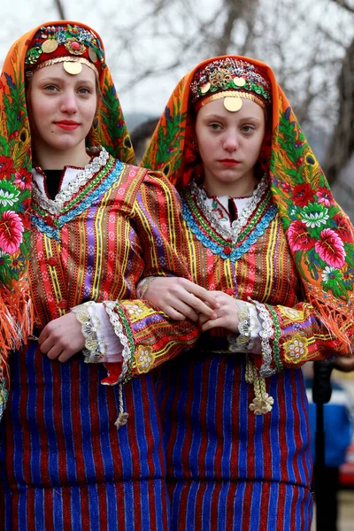 Velingrad Bulharsko Února 2018 Lidé Tradičních Kostýmech Zpívají Tančí Bulgarské — Stock fotografie