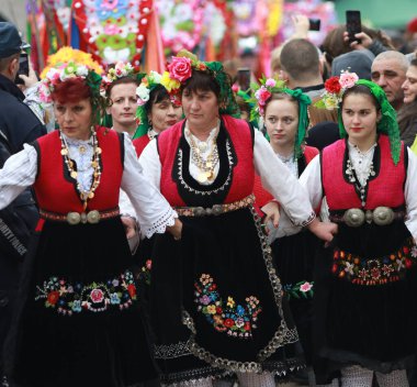 Shiroka Laka, Bulgaristan - 4 Mart 2018: Geleneksel kostümlü insanlar Bulgaristan 'ın Shiroka laka kentinde Bulgar horosuyla dans ediyorlar