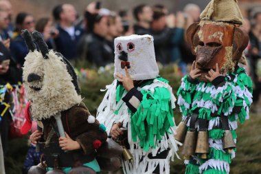 Zemen, Bulgaristan - 16 Mart 2019: Bulgaristan 'ın Zemen kentinde maskeli balo festivali Surva. Kukeri adındaki maskeli insanlar dans ediyor ve kötü ruhları korkutmak için gösteri yapıyorlar.