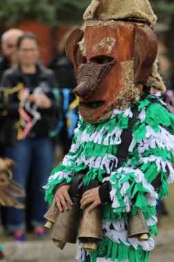 Zemen, Bulgaristan - 16 Mart 2019: Bulgaristan 'ın Zemen kentinde maskeli balo festivali Surva. Kukeri adındaki maskeli insanlar dans ediyor ve kötü ruhları korkutmak için gösteri yapıyorlar.