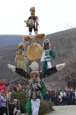 Zemen, Bulgaristan - 16 Mart 2019: Bulgaristan 'ın Zemen kentinde maskeli balo festivali Surva. Kukeri adındaki maskeli insanlar dans ediyor ve kötü ruhları korkutmak için gösteri yapıyorlar.