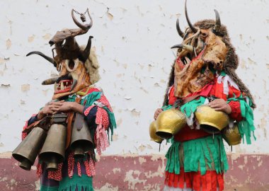 Zemen, Bulgaristan - 16 Mart 2019: Bulgaristan 'ın Zemen kentinde maskeli balo festivali Surva. Kukeri adındaki maskeli insanlar dans ediyor ve kötü ruhları korkutmak için gösteri yapıyorlar.