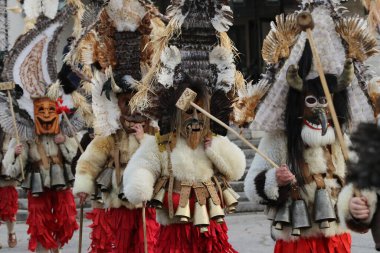 Zemen, Bulgaristan - 16 Mart 2019: Bulgaristan 'ın Zemen kentinde maskeli balo festivali Surva. Kukeri adındaki maskeli insanlar dans ediyor ve kötü ruhları korkutmak için gösteri yapıyorlar.