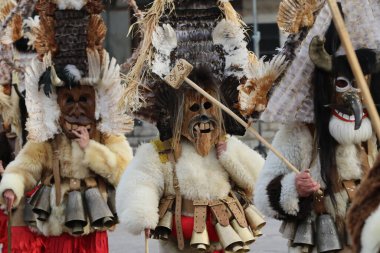 Zemen, Bulgaristan - 16 Mart 2019: Bulgaristan 'ın Zemen kentinde maskeli balo festivali Surva. Kukeri adındaki maskeli insanlar dans ediyor ve kötü ruhları korkutmak için gösteri yapıyorlar.