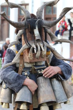 Zemen, Bulgaristan - 16 Mart 2019: Bulgaristan 'ın Zemen kentinde maskeli balo festivali Surva. Kukeri adındaki maskeli insanlar dans ediyor ve kötü ruhları korkutmak için gösteri yapıyorlar.