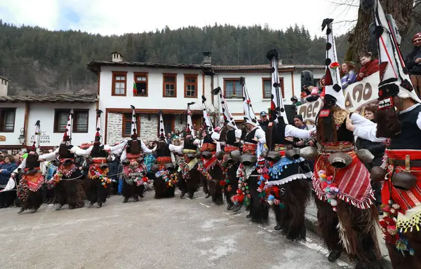 Shiroka Laka Bulgária Março 2018 Pessoas Traje Tradicional Kukeri São — Fotografia de Stock