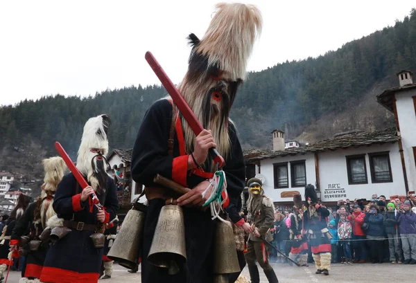 2018年3月4日 保加利亚 希罗卡 身着传统库克里服装的人在保加利亚 希罗卡的 佩佩内德尼克 Pesponedelnik 艺术节上露面 — 图库照片