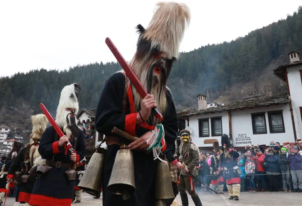 Shiroka laka, Bulgaristan - 4 Mart 2018: Bulgaristan 'ın Shiroka laka kentinde düzenlenen Maskeli Balo Oyunları Festivali' nde geleneksel Kukeri kostümlü insanlar görülüyor.