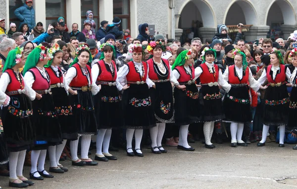 Shiroka Laka Bulgária Março 2018 Pessoas Trajes Tradicionais Dançam Horo — Fotografia de Stock