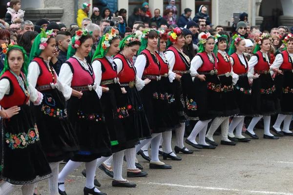 Σιρόκα Λάκα Βουλγαρία Μαρτίου 2018 Άνθρωποι Παραδοσιακές Φορεσιές Χορεύουν Βουλγαρικό — Φωτογραφία Αρχείου