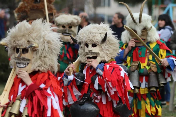 Zemen Bulgaria March 2019 Masquerade Festival Surva Zemen Bulgaria 戴面具的库克里人跳着舞 — 图库照片