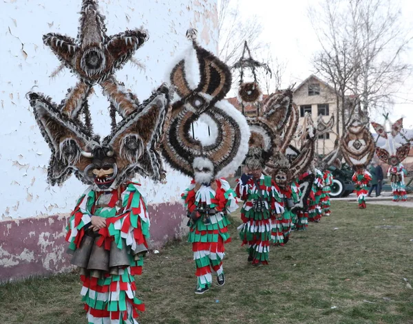 Zemen Bulgaria March 2019 Masquerade Festival Surva Zemen Bulgaria 戴面具的库克里人跳着舞 — 图库照片