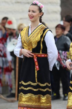 Zemen, Bulgaristan - 16 Mart 2019: Geleneksel Bulgar özgün folklor kıyafetleriyle giyinen insanlar Bulgaristan 'ın Zemen kentinde tatil yapıyorlar