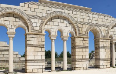 Bulgaristan 'ın ilk antik başkenti Pliska' daki Büyük Bazilika. Ortaçağ Güneydoğu Avrupa 'sındaki en büyük Hıristiyan katedrali. Kompleks, ortaçağ Bulgar kültürünün Hıristiyan dönemine ait önemli bir anıtı.