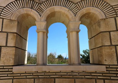 Bulgaristan 'ın ilk antik başkenti Pliska' daki Büyük Bazilika. Ortaçağ Güneydoğu Avrupa 'sındaki en büyük Hıristiyan katedrali. Kompleks, ortaçağ Bulgar kültürünün Hıristiyan dönemine ait önemli bir anıtı.