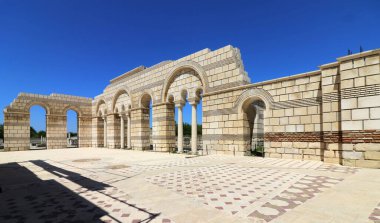 Bulgaristan 'ın ilk antik başkenti Pliska' daki Büyük Bazilika. Ortaçağ Güneydoğu Avrupa 'sındaki en büyük Hıristiyan katedrali. Kompleks, ortaçağ Bulgar kültürünün Hıristiyan dönemine ait önemli bir anıtı.