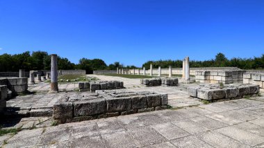 Bulgaristan 'ın ilk antik başkenti Pliska' daki Büyük Bazilika. Ortaçağ Güneydoğu Avrupa 'sındaki en büyük Hıristiyan katedrali. Kompleks, ortaçağ Bulgar kültürünün Hıristiyan dönemine ait önemli bir anıtı.