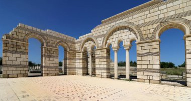 Bulgaristan 'ın ilk antik başkenti Pliska' daki Büyük Bazilika. Ortaçağ Güneydoğu Avrupa 'sındaki en büyük Hıristiyan katedrali. Kompleks, ortaçağ Bulgar kültürünün Hıristiyan dönemine ait önemli bir anıtı.