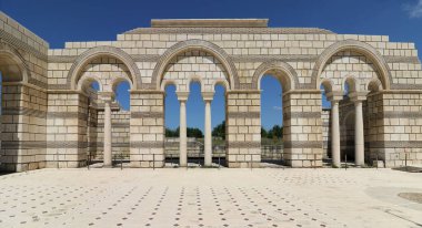 Bulgaristan 'ın ilk antik başkenti Pliska' daki Büyük Bazilika. Ortaçağ Güneydoğu Avrupa 'sındaki en büyük Hıristiyan katedrali. Kompleks, ortaçağ Bulgar kültürünün Hıristiyan dönemine ait önemli bir anıtı.