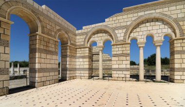 Bulgaristan 'ın ilk antik başkenti Pliska' daki Büyük Bazilika. Ortaçağ Güneydoğu Avrupa 'sındaki en büyük Hıristiyan katedrali. Kompleks, ortaçağ Bulgar kültürünün Hıristiyan dönemine ait önemli bir anıtı.