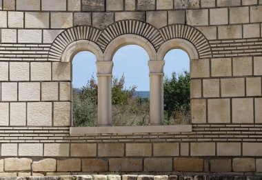 Bulgaristan 'ın ilk antik başkenti Pliska' daki Büyük Bazilika. Ortaçağ Güneydoğu Avrupa 'sındaki en büyük Hıristiyan katedrali. Kompleks, ortaçağ Bulgar kültürünün Hıristiyan dönemine ait önemli bir anıtı.