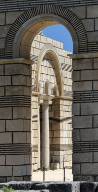 Bulgaristan 'ın ilk antik başkenti Pliska' daki Büyük Bazilika. Ortaçağ Güneydoğu Avrupa 'sındaki en büyük Hıristiyan katedrali. Kompleks, ortaçağ Bulgar kültürünün Hıristiyan dönemine ait önemli bir anıtı.