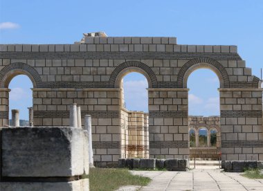 Bulgaristan 'ın ilk antik başkenti Pliska' daki Büyük Bazilika. Ortaçağ Güneydoğu Avrupa 'sındaki en büyük Hıristiyan katedrali. Kompleks, ortaçağ Bulgar kültürünün Hıristiyan dönemine ait önemli bir anıtı.